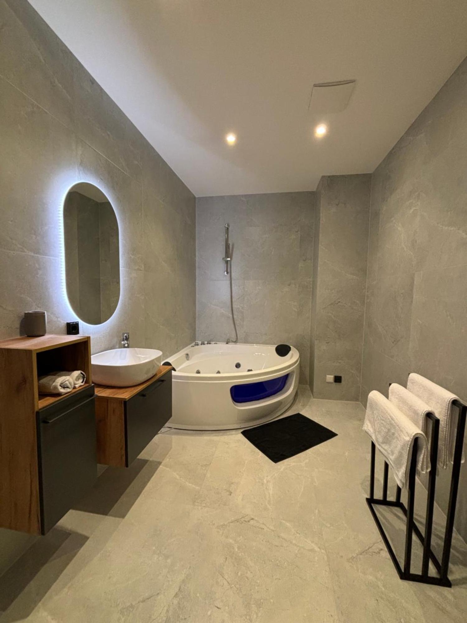 Luxus Apartment Mit Whirlpool In Kiel Luaran gambar